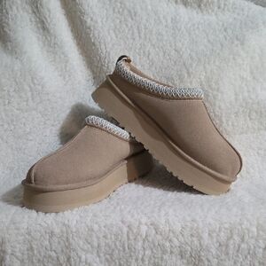 Brand New-UGG TAZZ Sand Womens Size 8